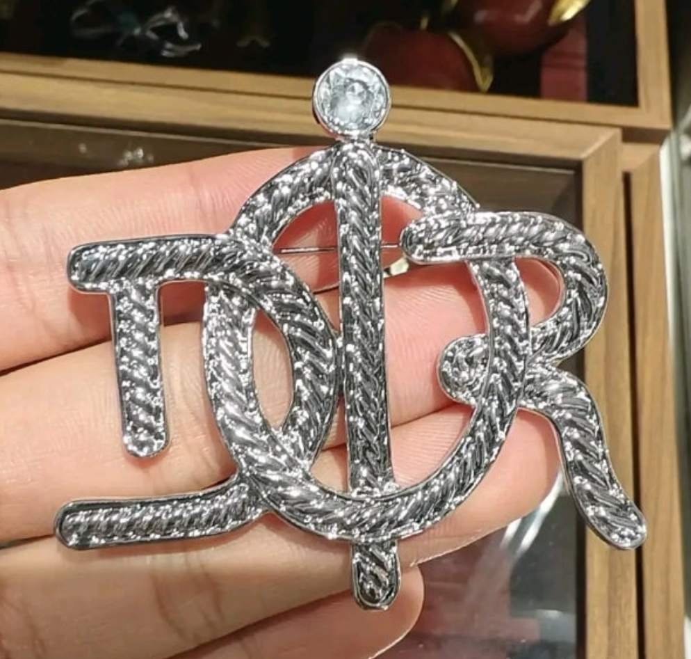 XILIANGFEIZI Clearance Sale Custom Jewelry Luxury
D Letter Brooch Alloy Natural Pearl Vintage Brooch